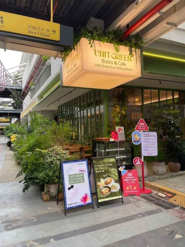 A Forest-Style Bistro Where Greenery Is “Welded” Right Onto the Walls